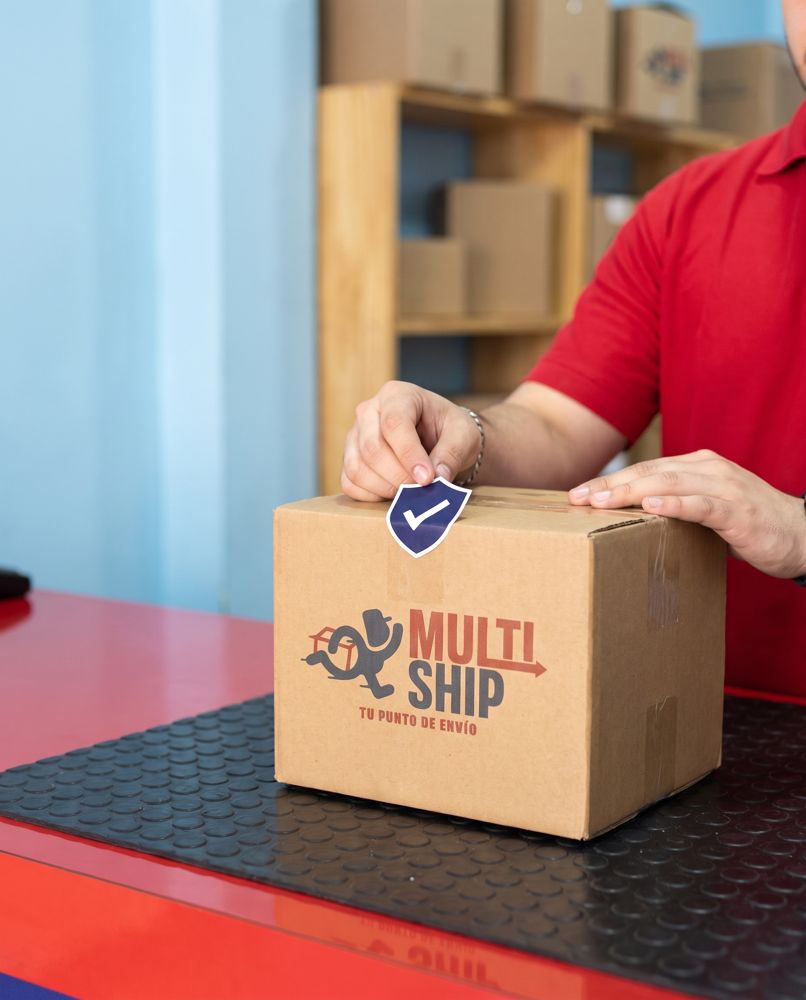 Colaborador de MultiShip pone el sello de envío protegido en una caja en el mostrador